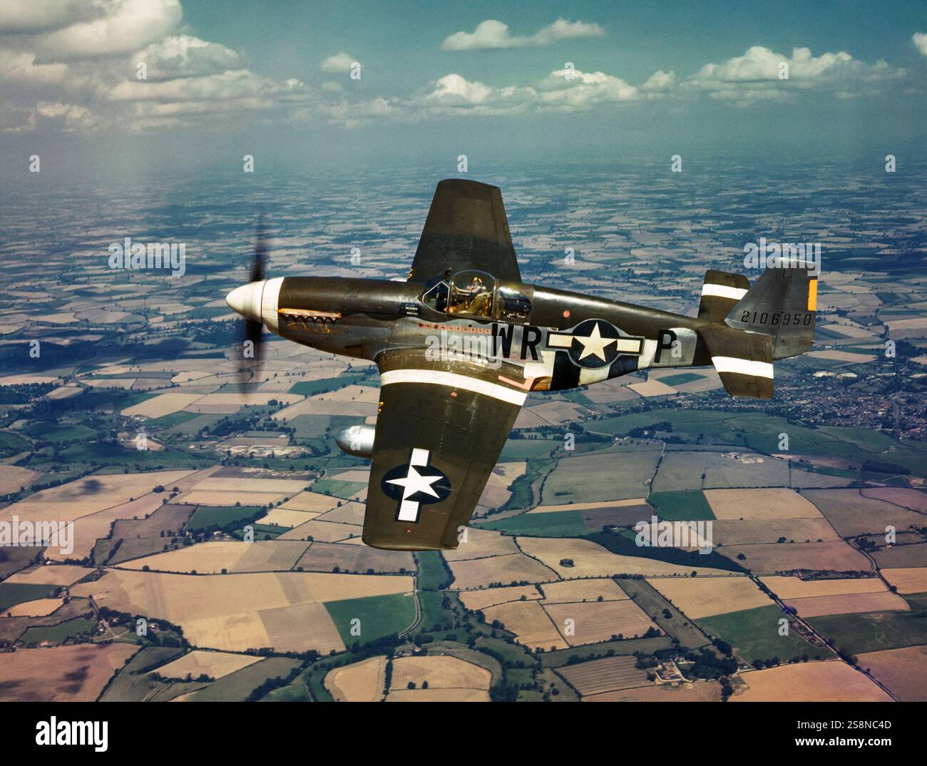Un P-51 Mustang dell'aviazione nordamericana in volo. Era un caccia monoposto a lungo raggio e da caccia-bombardiere utilizzato durante la seconda guerra mondiale e la guerra di Corea, tra gli altri conflitti. Progettato nel 1940, il velivolo fu utilizzato con grande successo dalla RAF come aereo da ricognizione tattica e da caccia-bombardiere (Mustang Mk i). A metà del 1942, il motore Allison fu sostituito da un motore sovralimentato a due stadi Rolls-Royce Merlin 65 sovralimentato che migliorò notevolmente le prestazioni del velivolo ad altitudini superiori a 15.000 ft senza sacrificare l'autonomia. Foto Stock