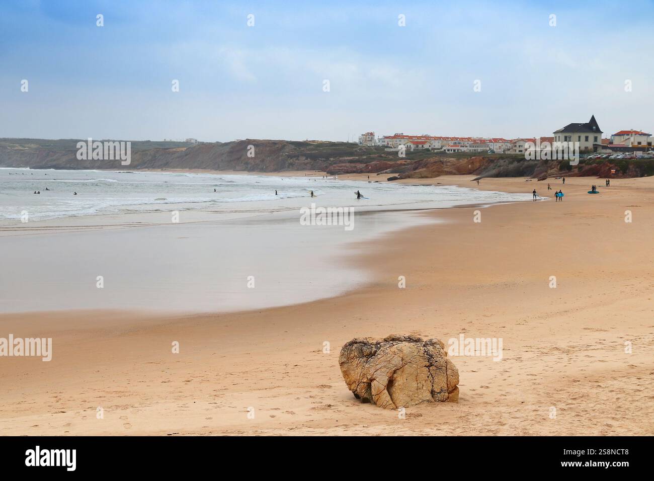 Baleal surf beach vicino a Peniche in Portogallo. Tempo piovoso. Foto Stock