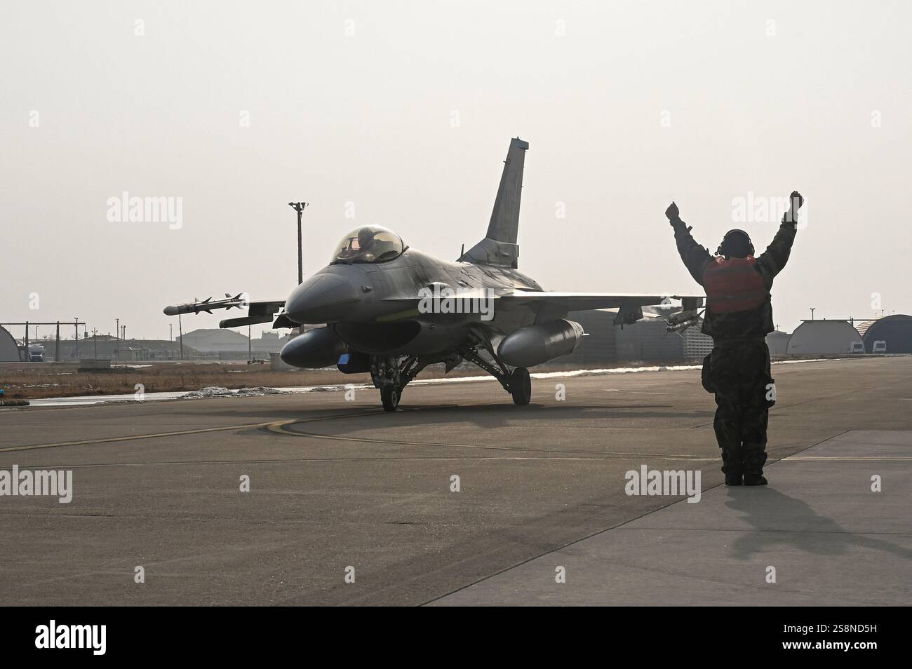 Nelson Lumibao, 35th Fighter Generation Squadron F-16 Fighting Falcon, capo dell'equipaggio dedicato, sceriffo un F-16 Fighting Falcon Foto Stock