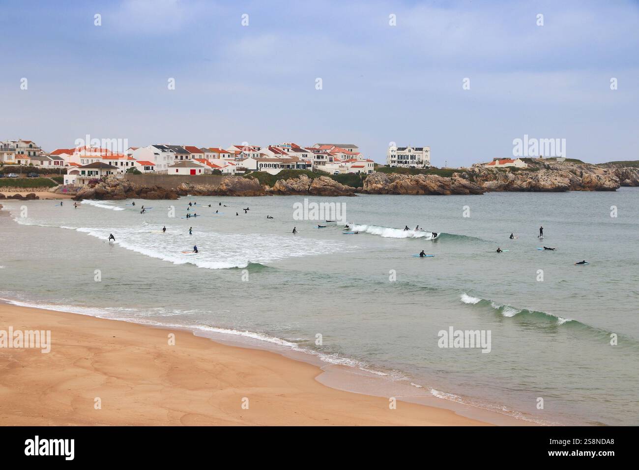 Baleal surf beach vicino a Peniche in Portogallo. Tempo piovoso. Foto Stock