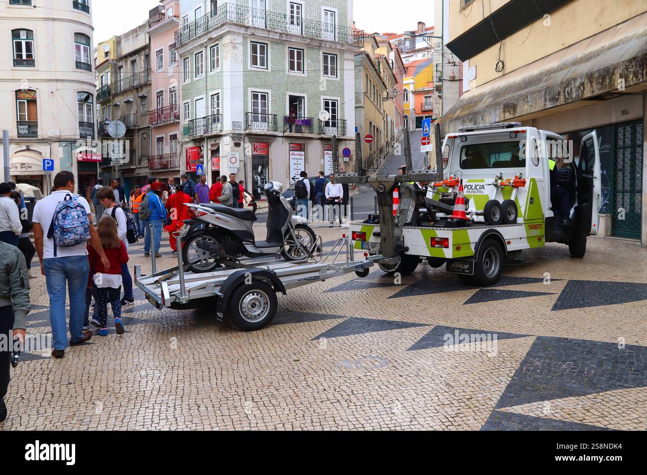 LISBONA, PORTOGALLO - 5 GIUGNO 2018: Il rimorchio della polizia municipale rimuove lo scooter parcheggiato impropriamente a Lisbona, Portogallo. Foto Stock