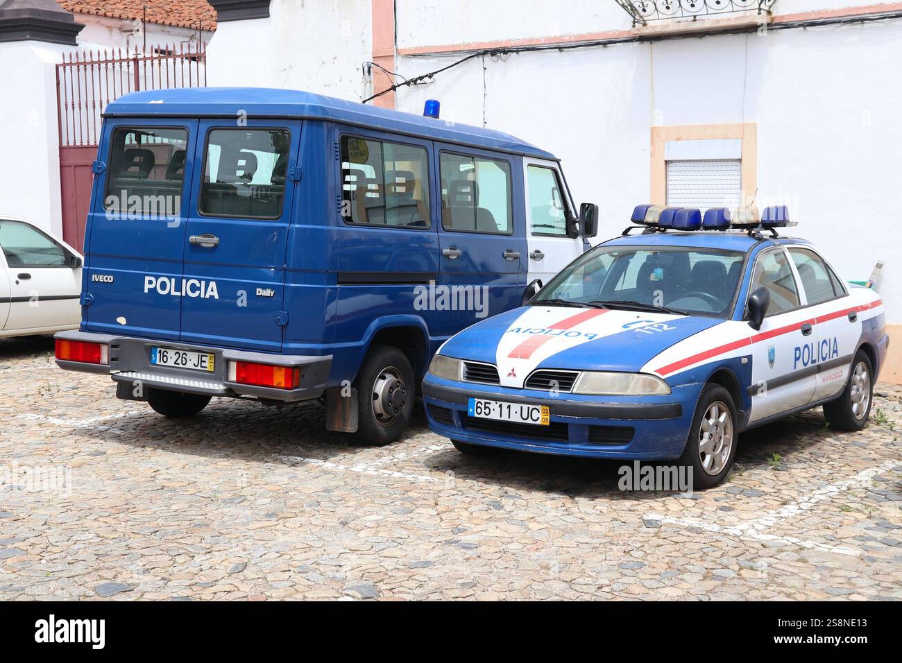 EVORA, PORTOGALLO - 3 GIUGNO 2018: Mitsubishi car e Iveco van della polizia portoghese. Il nome completo della forza portoghese è polizia di pubblica sicurezza (PSP) Foto Stock