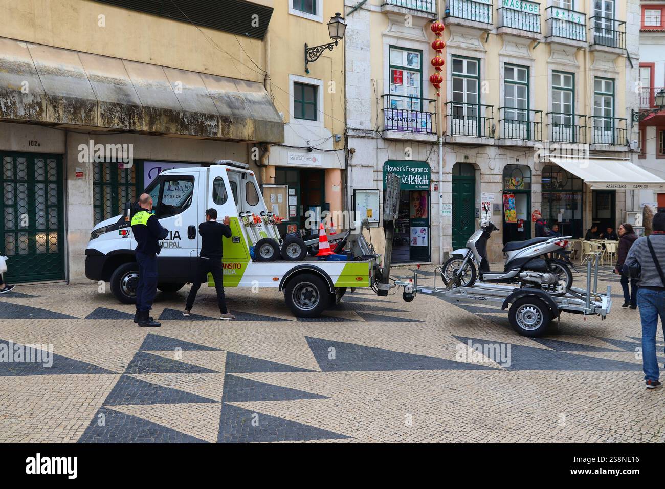 LISBONA, PORTOGALLO - 5 GIUGNO 2018: Il rimorchio della polizia municipale rimuove la motocicletta parcheggiata impropriamente a Lisbona, Portogallo. Foto Stock