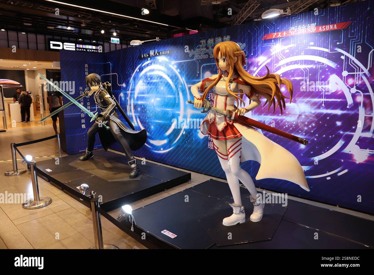 TAIPEI, TAIWAN - 4 DICEMBRE 2018: Personaggi a grandezza naturale di personaggi anime di Sword Art Online che promuovono il franchise al Syntrend Creative Park in T. Foto Stock