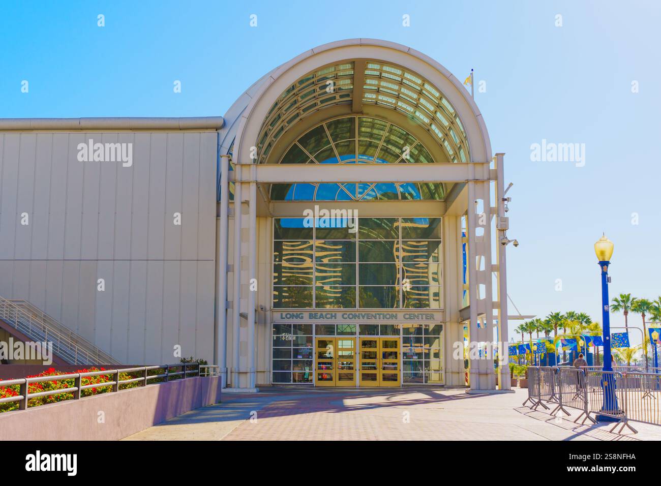 Long Beach, California - 15 gennaio 2025: Vista esterna del Long Beach Convention Center che mostra architettura moderna e palme sotto una luce luminosa Foto Stock