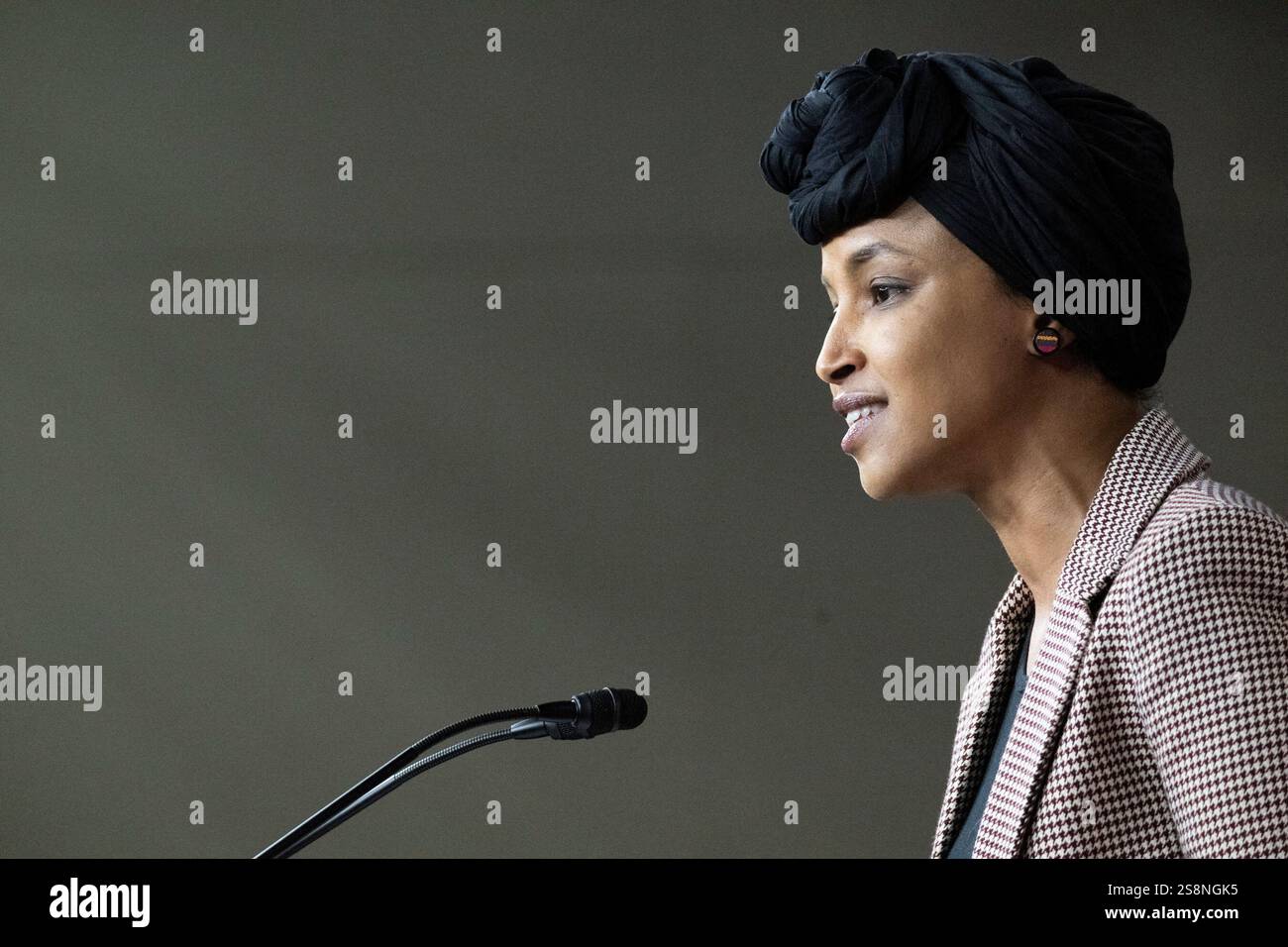 Washington, Stati Uniti. 22 gennaio 2025. Il rappresentante degli Stati Uniti Ilhan Omar (Democratico del Minnesota) fa una dichiarazione durante una conferenza stampa del Congresso Progressive Caucus che chiede l'abrogazione dell'Alien Enemies Act nel Campidoglio degli Stati Uniti a Washington DC, USA, il 22 gennaio 2025 foto di Mattie Neretin/CNP/ABACAPRESS. COM credito: Abaca Press/Alamy Live News Foto Stock