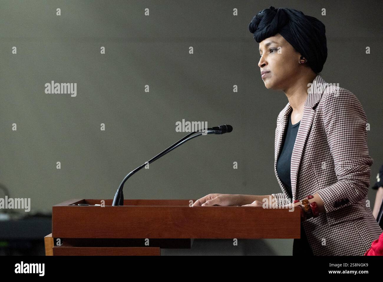 Washington, Stati Uniti. 22 gennaio 2025. Il rappresentante degli Stati Uniti Ilhan Omar (Democratico del Minnesota) fa una dichiarazione durante una conferenza stampa del Congresso Progressive Caucus che chiede l'abrogazione dell'Alien Enemies Act nel Campidoglio degli Stati Uniti a Washington DC, USA, il 22 gennaio 2025 foto di Mattie Neretin/CNP/ABACAPRESS. COM credito: Abaca Press/Alamy Live News Foto Stock