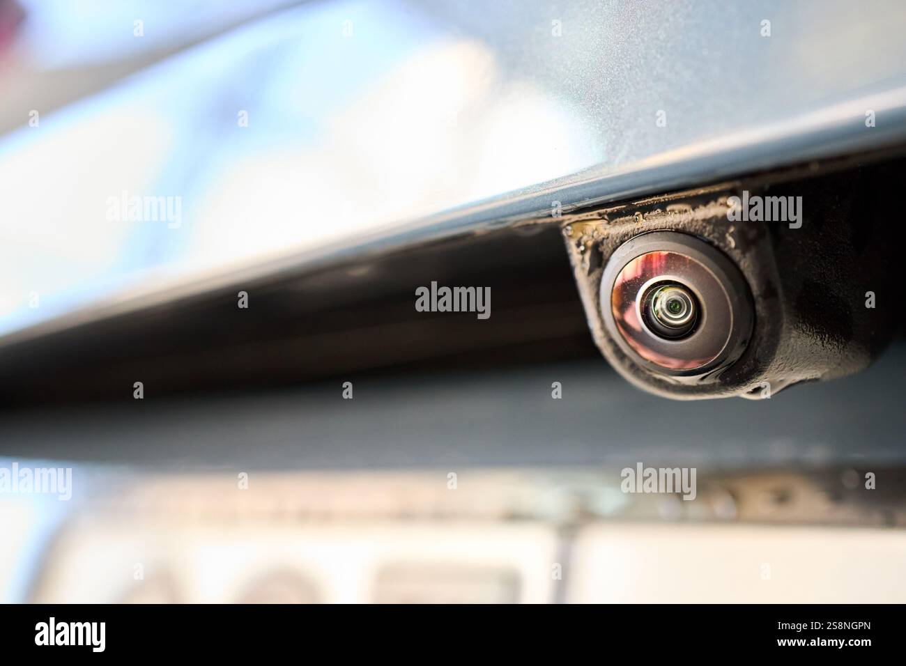 Telecamera per la visione posteriore dell'auto, sensore di parcheggio, accessorio retromarcia, nuova Spycam del veicolo con gocce d'acqua. Primo piano della telecamera posteriore di un'auto di lusso per il parcheggio automatico Foto Stock