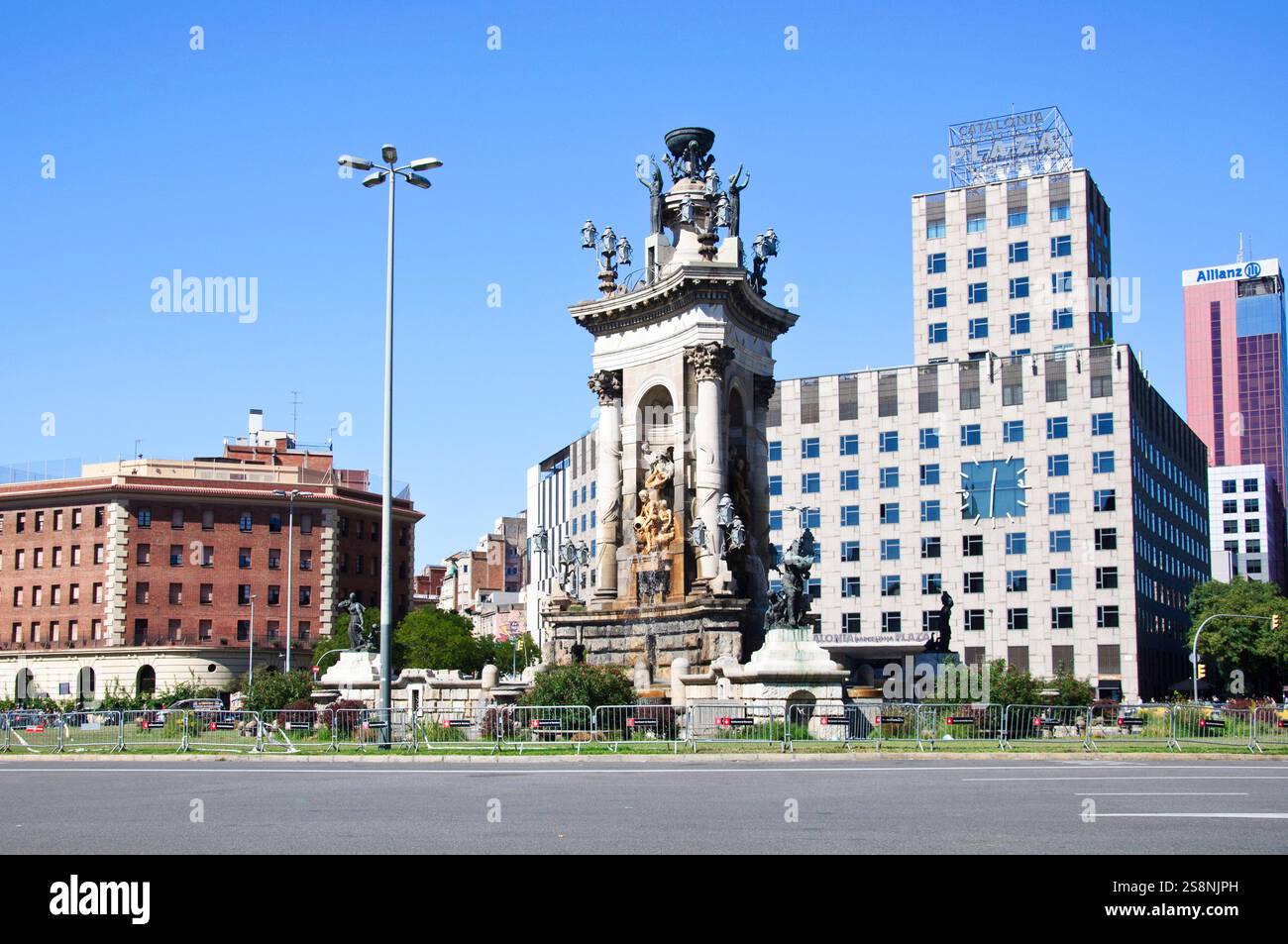 Plaza de España con l'Hotel Plaza 4 stelle, Barcellona, Spagna Foto Stock