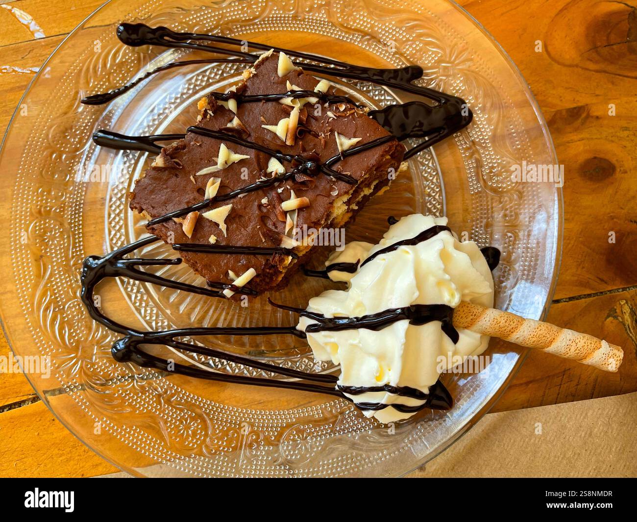 Torta al cioccolato con panna e biscotti. - Immagine stock catturata con smartphone
