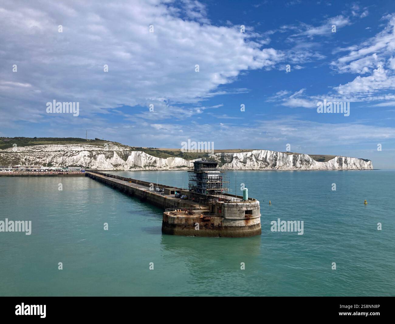 Vista delle White Cliffs, presa da un P&o, Car Ferry, lasciando dover Harbour, dover, Kent - Immagine stock catturata con smartphone