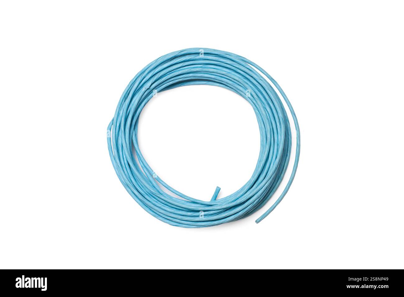 Cavo di carta ritorto blu chiaro su sfondo bianco con spazio per le copie Foto Stock