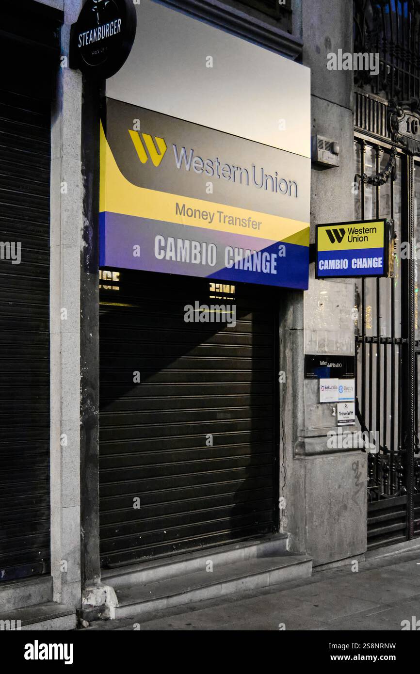 Madrid. Spagna - 23 gennaio 2025: Chiusura dell'ufficio Western Union con segnaletica per i servizi di trasferimento di denaro e cambio valuta. Situato in un centro commerciale Foto Stock