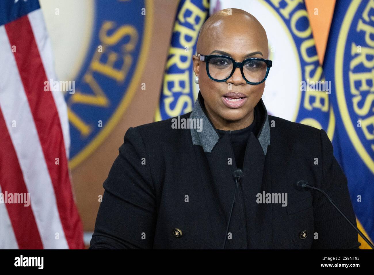 Washington, Emirati Arabi Uniti. 22 gennaio 2025. La rappresentante degli Stati Uniti Ayanna Pressley (Democratica del Massachusetts) fa una dichiarazione durante una conferenza stampa del Congresso Progressive Caucus che chiede l'abrogazione dell'Alien Enemies Act nel Campidoglio degli Stati Uniti a Washington, DC mercoledì 22 gennaio 2025 foto di Mattie Neretin/CNP/ABACAPRESS. COM credito: Abaca Press/Alamy Live News Foto Stock
