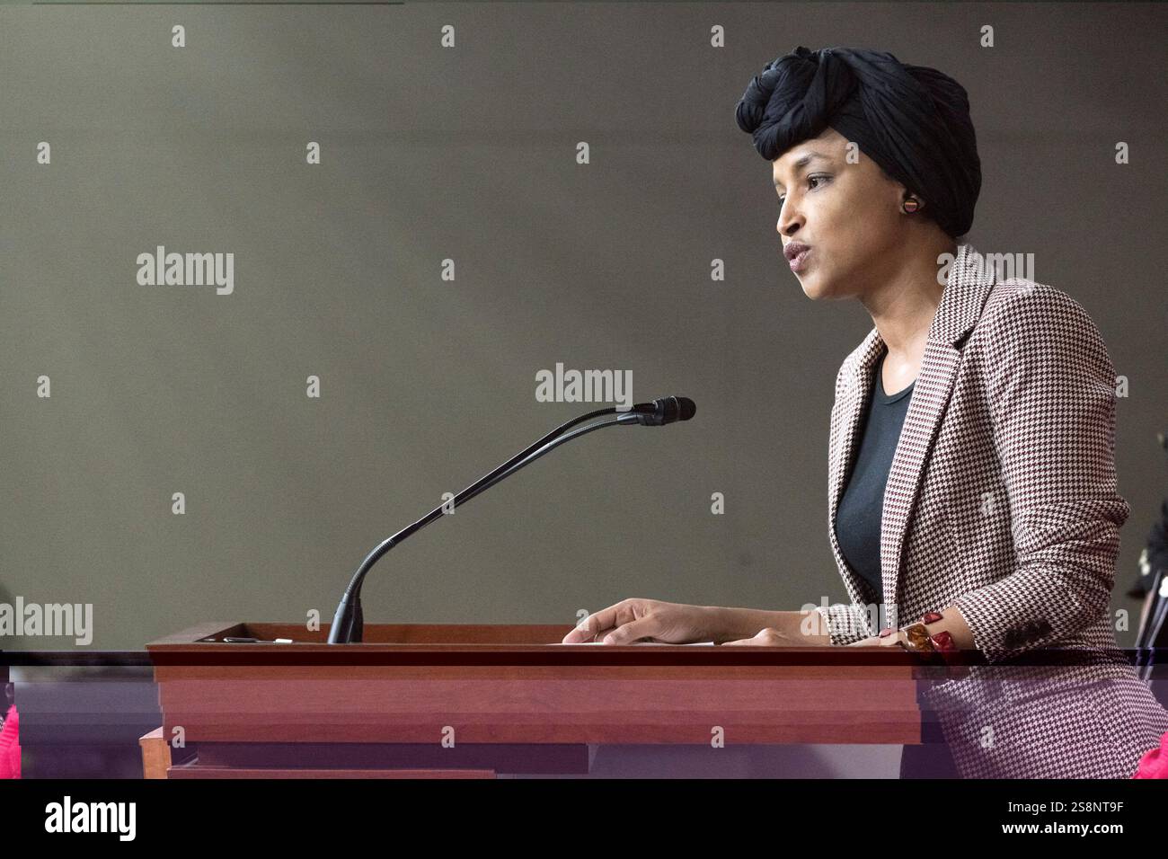 Washington, Emirati Arabi Uniti. 22 gennaio 2025. Il rappresentante degli Stati Uniti Ilhan Omar (Democratico del Minnesota) fa una dichiarazione durante una conferenza stampa del Congresso Progressive Caucus che chiede l'abrogazione dell'Alien Enemies Act nel Campidoglio degli Stati Uniti a Washington, DC mercoledì 22 gennaio 2025 foto di Mattie Neretin/CNP/ABACAPRESS. COM credito: Abaca Press/Alamy Live News Foto Stock