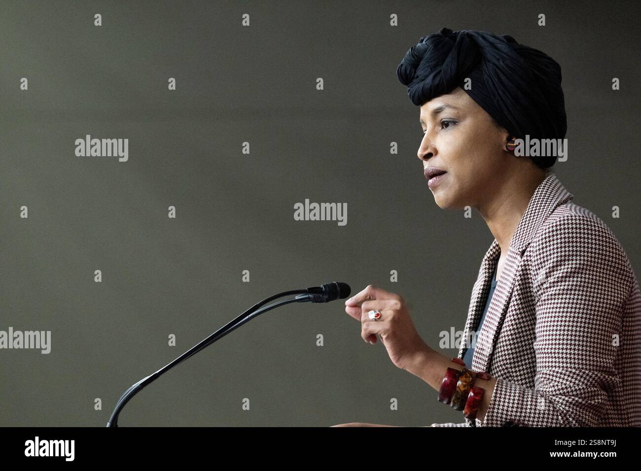 Washington, Emirati Arabi Uniti. 22 gennaio 2025. Il rappresentante degli Stati Uniti Ilhan Omar (Democratico del Minnesota) fa una dichiarazione durante una conferenza stampa del Congresso Progressive Caucus che chiede l'abrogazione dell'Alien Enemies Act nel Campidoglio degli Stati Uniti a Washington, DC mercoledì 22 gennaio 2025 foto di Mattie Neretin/CNP/ABACAPRESS. COM credito: Abaca Press/Alamy Live News Foto Stock