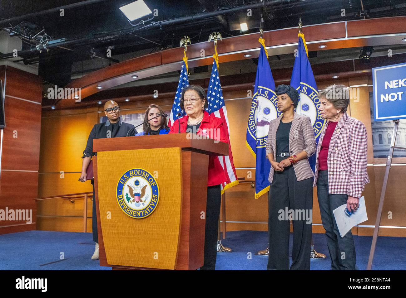 Washington, Emirati Arabi Uniti. 22 gennaio 2025. Il senatore degli Stati Uniti Mazie Hirono (Democratico delle Hawaii) fa una dichiarazione durante una conferenza stampa del Congressional Progressive Caucus che chiede l'abrogazione dell'Alien Enemies Act nel Campidoglio degli Stati Uniti a Washington, DC, mercoledì 22 gennaio 2025. Foto di Mattie Neretin/CNP/ABACAPRESS. COM credito: Abaca Press/Alamy Live News Foto Stock