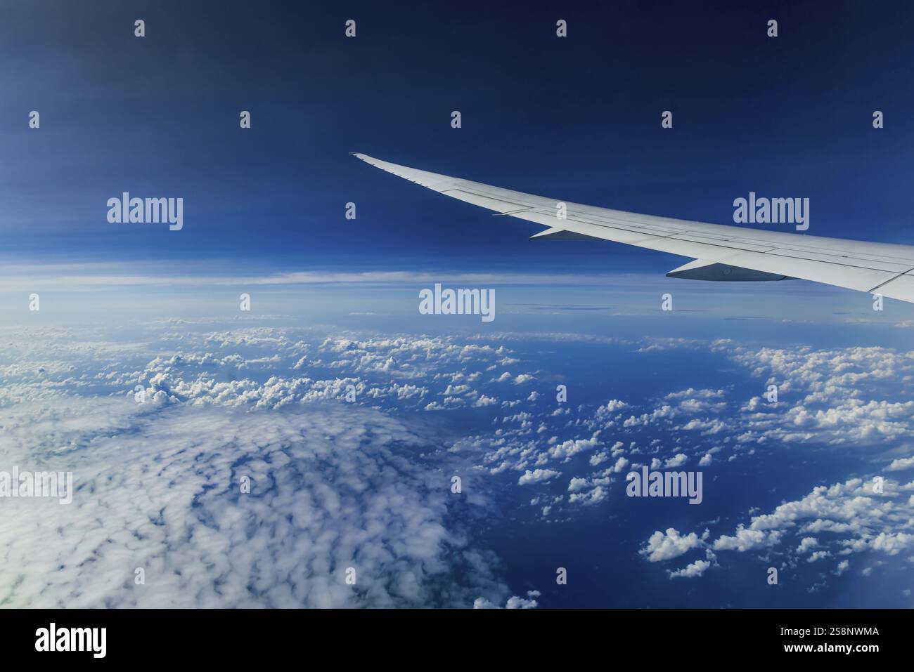 Sopra le nuvole sull'Oceano Indiano, Baia del Bengala. Vista dalla finestra dell'aeromobile durante un volo da Phuket ad Abu Dhabi con la compagnia aerea Etihad. Foto Stock