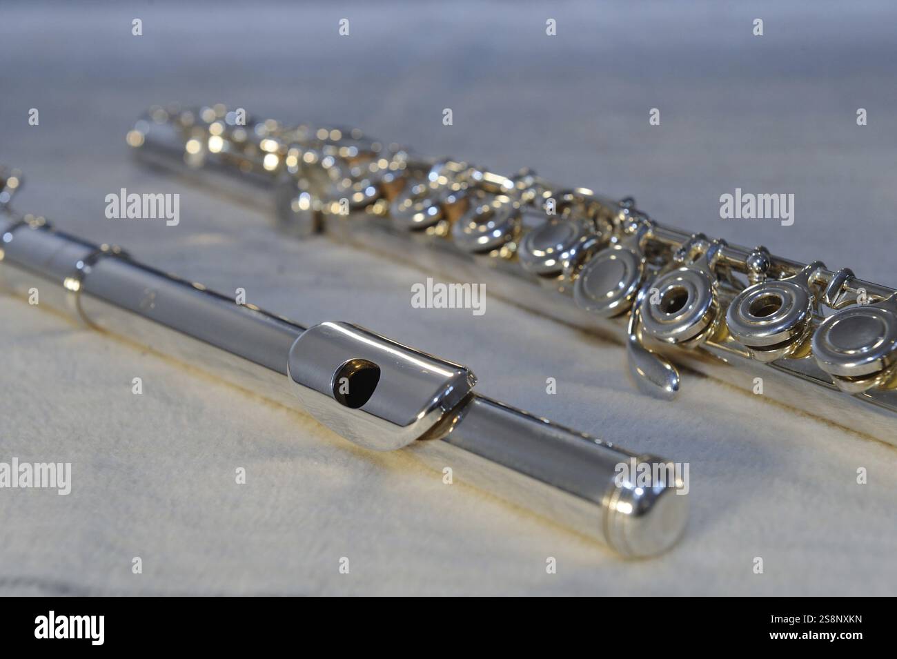 Scanalatura trasversale argento su una superficie ruvida di colore chiaro Foto Stock