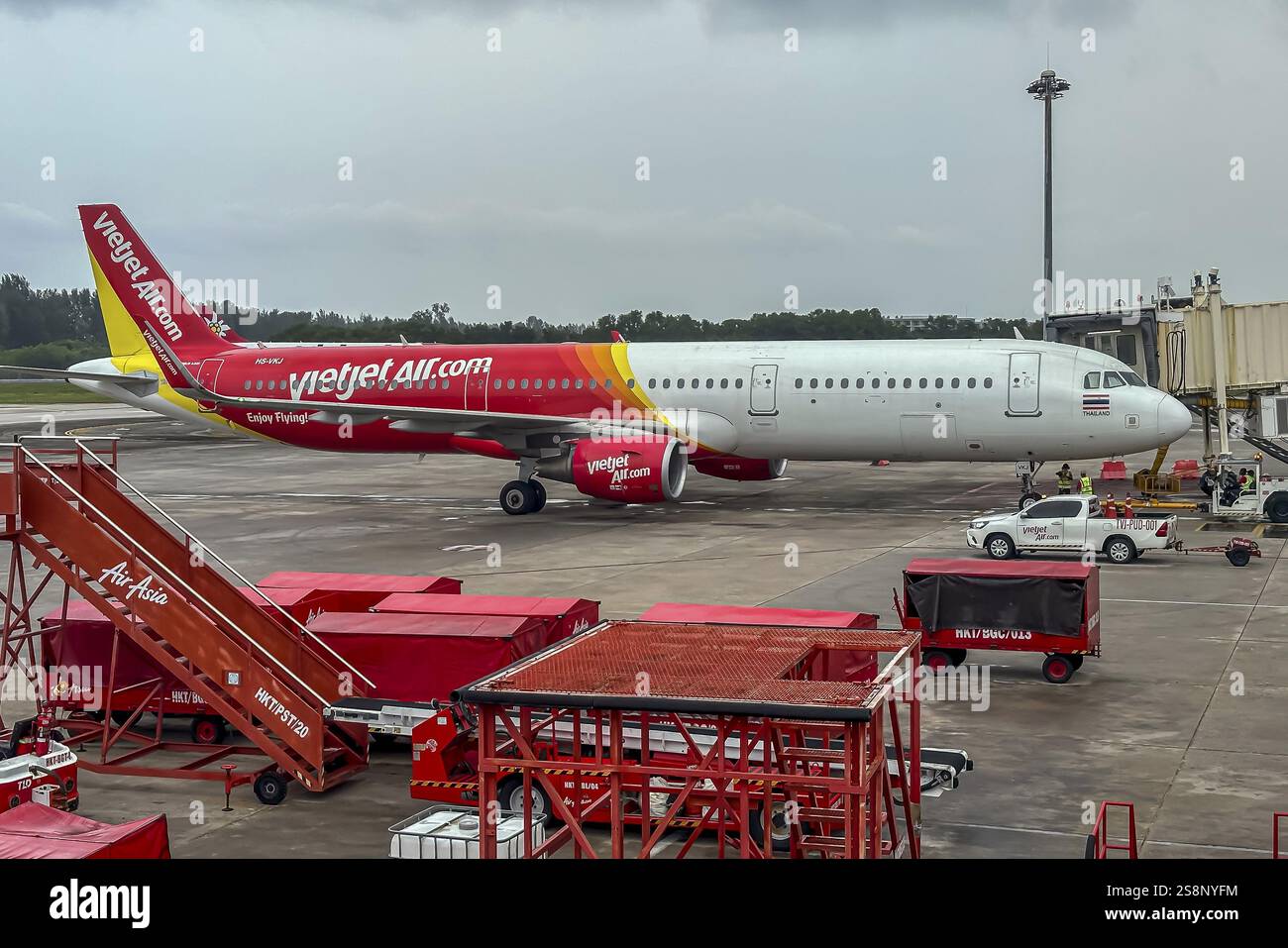 Aereo della compagnia aerea ThaiVietJetAir all'aeroporto di Phuket. COMPAGNIA AEREA THAIVIETJETAIR, AIRBUS A321. Aeroporto di Phuket, isola di Phuket, Thailandia, Asia Foto Stock