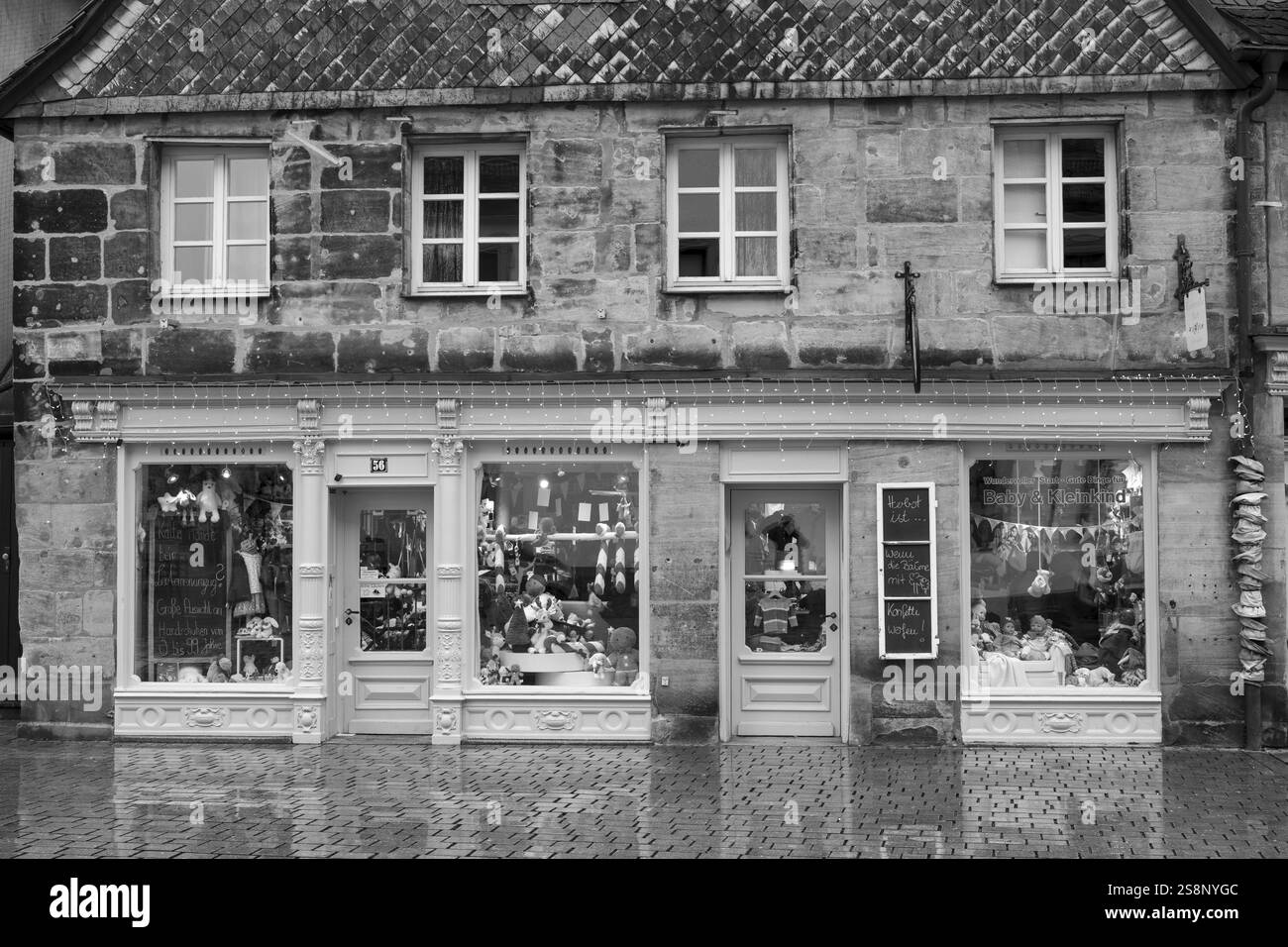 Edificio nel centro storico, bianco e nero, Fuerth, Franconia media, Franconia, Baviera, Germania, Europa Foto Stock