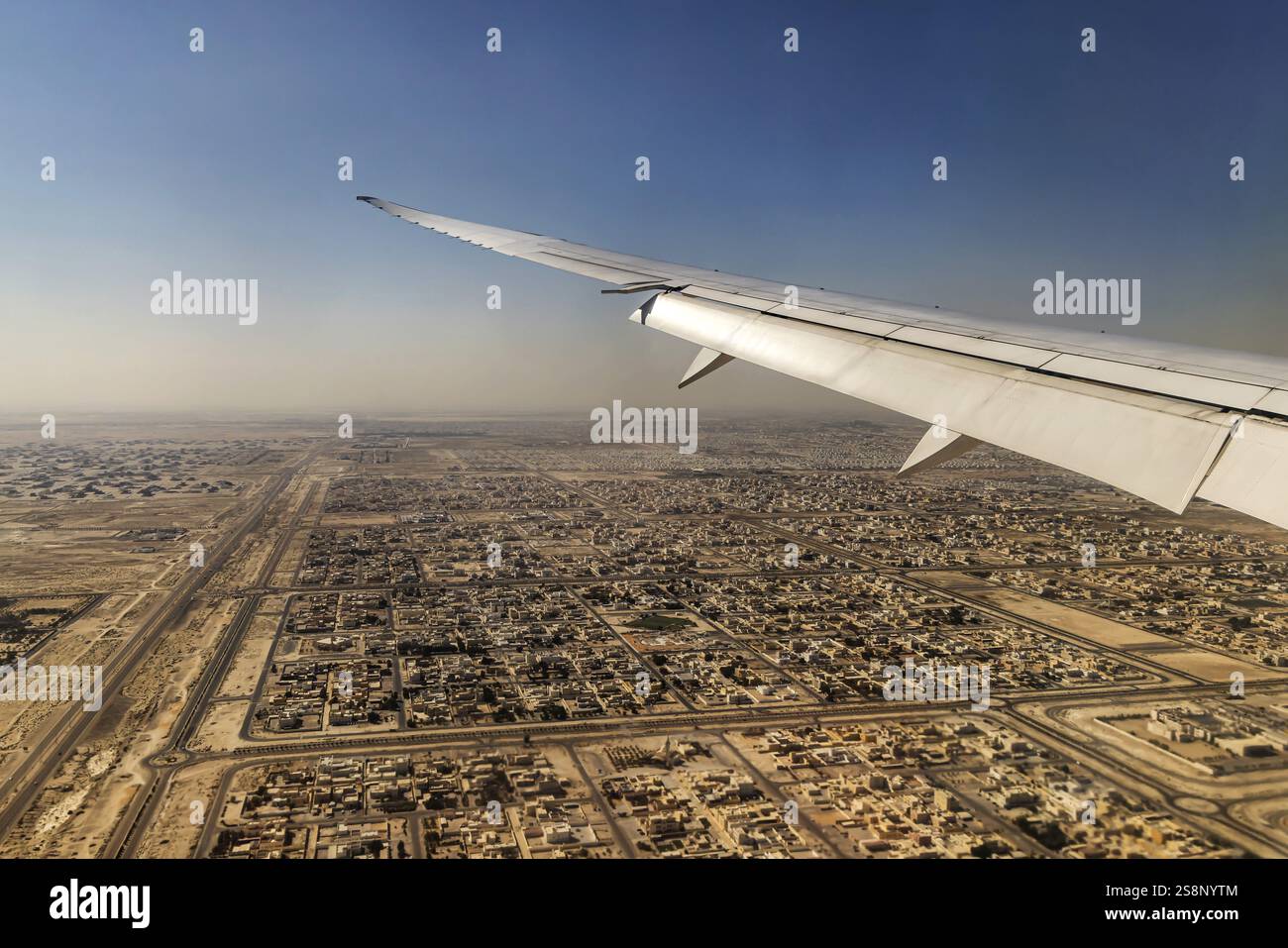 Atterraggio sul deserto ad Abu Dhabi con la compagnia aerea Etihad. Vista dalla finestra di un aeromobile Boeing 787. Abu Dhabi, Emirati Arabi Uniti Foto Stock