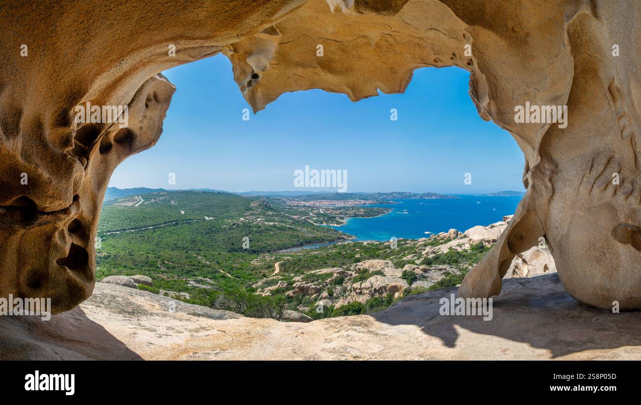 Vista sul Mar Mediterraneo e sulla costa dalla roccia dell'Orso, Capo d'Orso, Sardegna, Italia Foto Stock