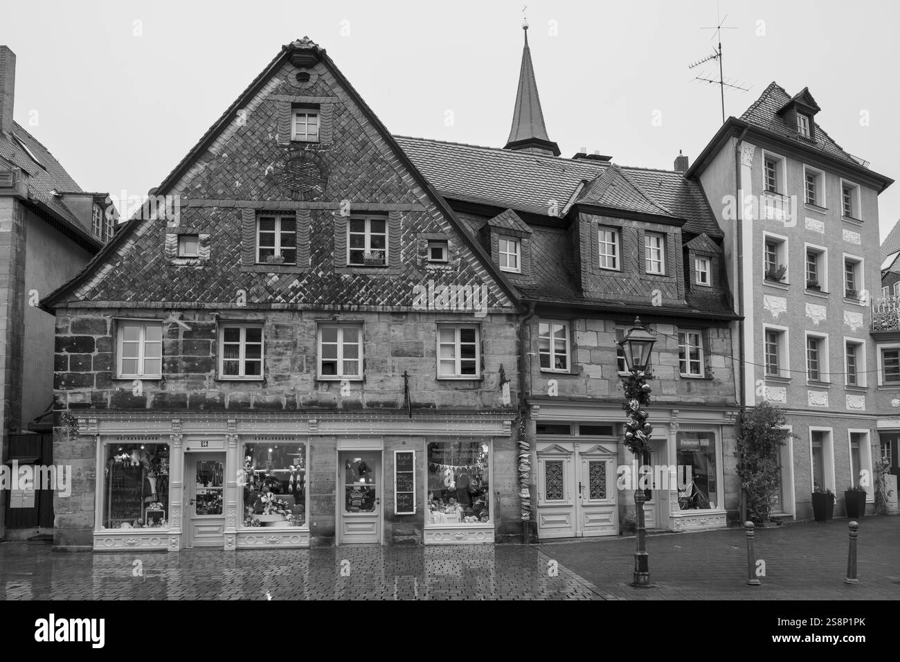 Edificio nel centro storico, bianco e nero, Fuerth, Franconia media, Franconia, Baviera, Germania, Europa Foto Stock