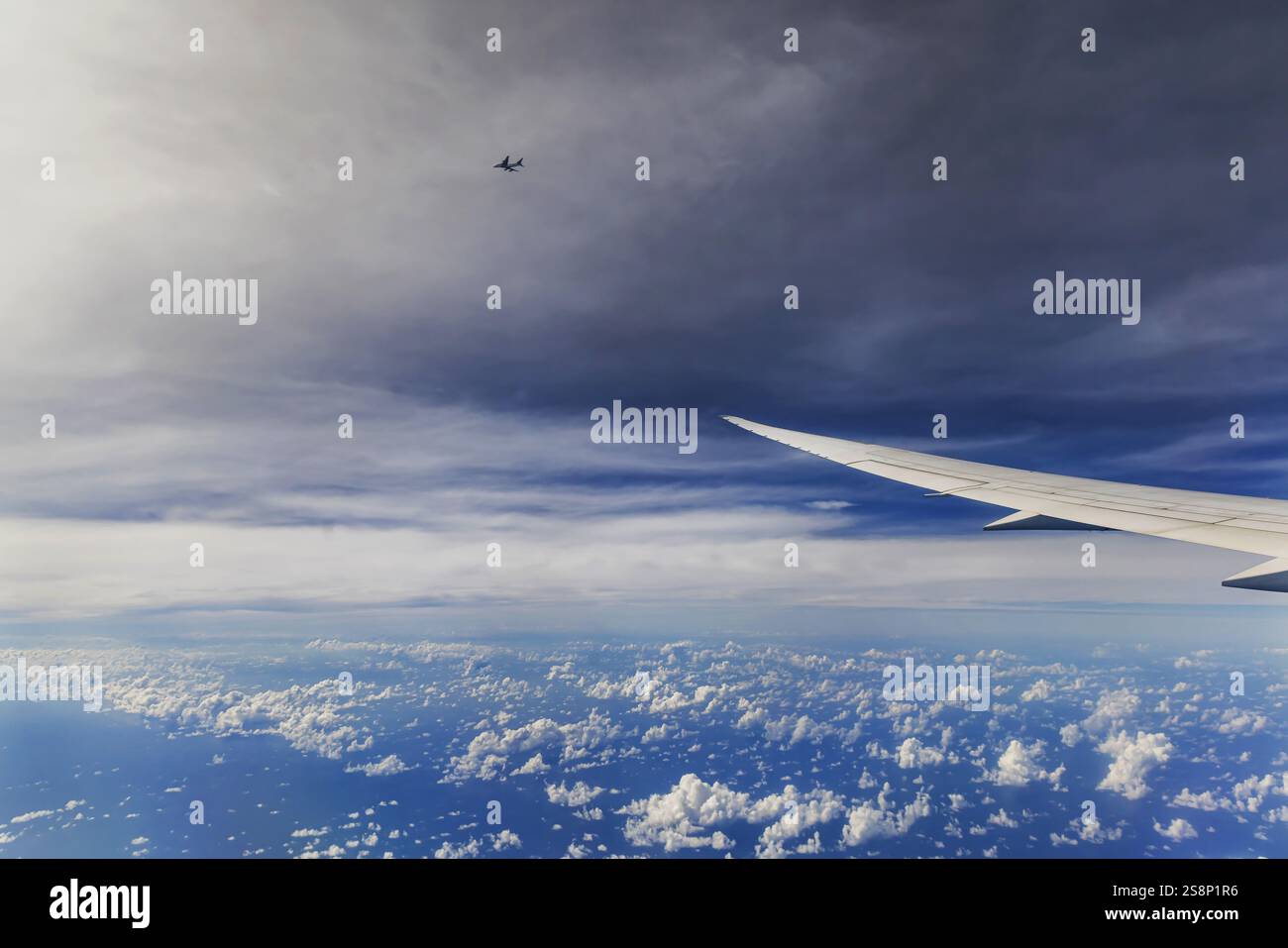 Sopra le nuvole sull'Oceano Indiano, Baia del Bengala. Vista dalla finestra dell'aeromobile durante un volo con la compagnia aerea Etihad. Incontro con un Airbus Foto Stock