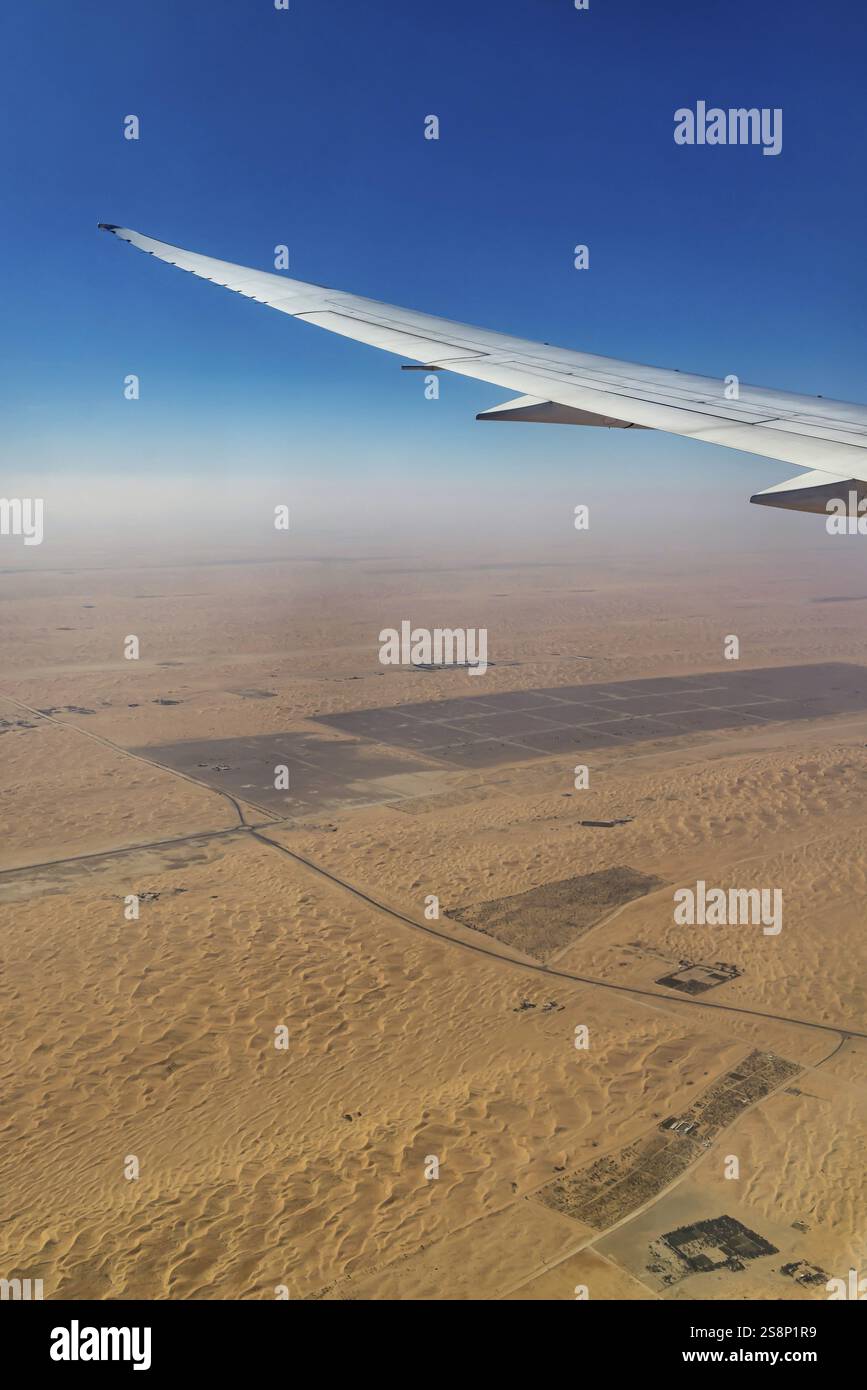 Atterraggio sul deserto ad Abu Dhabi con la compagnia aerea Etihad. Vista dalla finestra di un aeromobile Boeing 787. Abu Dhabi, Emirati Arabi Uniti Foto Stock