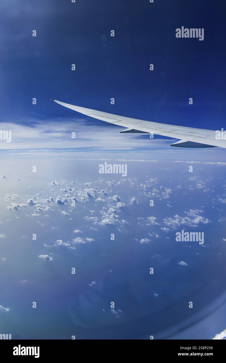 Cielo blu, strutture nuvolose sul Mar Arabico. Vista dalla finestra dell'aeromobile durante un volo da Phuket ad Abu Dhabi con la compagnia aerea Etihad. Ala Foto Stock