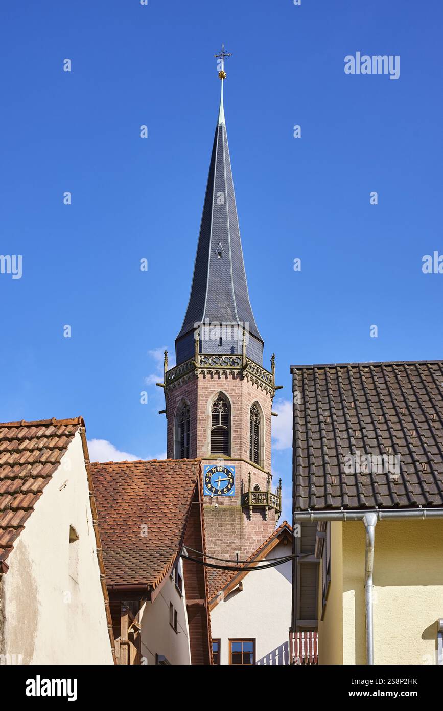 Torre della Chiesa di St. Nikolaus, edificio residenziale, cielo senza nuvole blu, Kappelrodeck, Foresta Nera, Ortenaukreis, Baden-Wuerttemberg, Germania, Europa Foto Stock