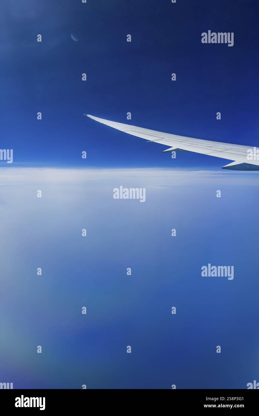 Cielo blu, strutture nuvolose sul Mar Arabico. Vista dalla finestra dell'aeromobile durante un volo da Phuket ad Abu Dhabi con la compagnia aerea Etihad. Ala Foto Stock