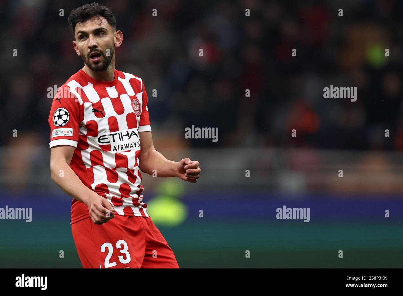 Milano, Italia. 22 gennaio 2025. Ivan Martin del Girona FC guarda durante la partita di UEFA Champions League tra il Milan e il Girona FC allo Stadio Giuseppe Meazza il 22 gennaio 2025 a Milano. Crediti: Marco Canoniero/Alamy Live News Foto Stock