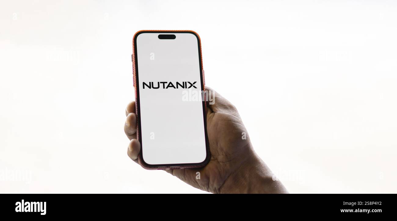 Il logo Nutanix viene visualizzato sullo smartphone. Nutanix Inc è un'azienda statunitense di cloud computing Foto Stock