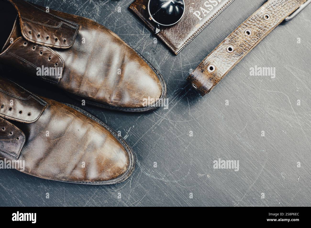 Modello piatto di scarpe marroni e accessori da viaggio dallo stile minimalista Foto Stock