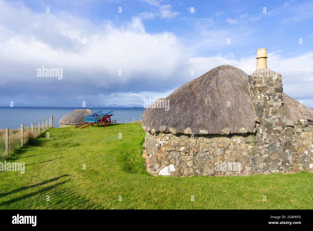 Skye Museum of Island Life cottage con tetto di paglia nel vecchio villaggio ricostruito delle Highland Kilmuir Isola di Skye Highlands e isole Scozia Regno Unito Europa Foto Stock