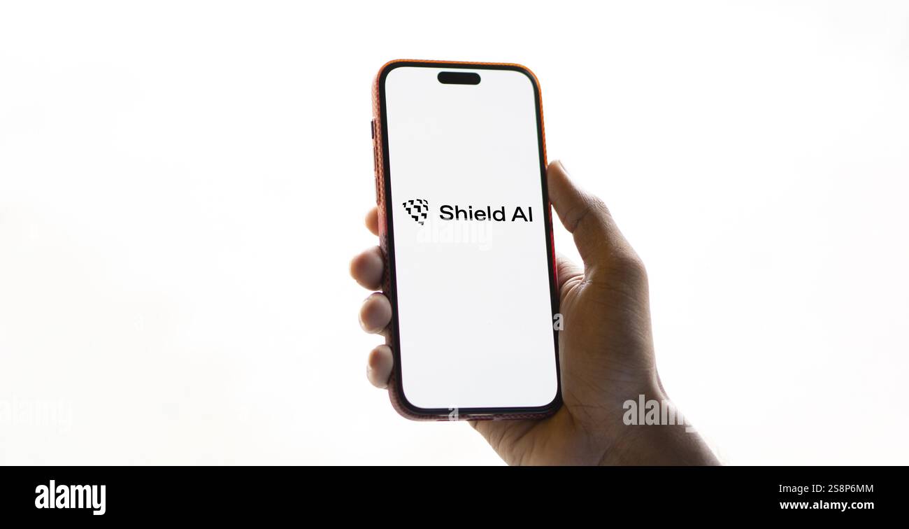 Il logo Shield ai viene visualizzato sullo smartphone. Shield ai è un'azienda statunitense di tecnologia aerospaziale e delle armi Foto Stock