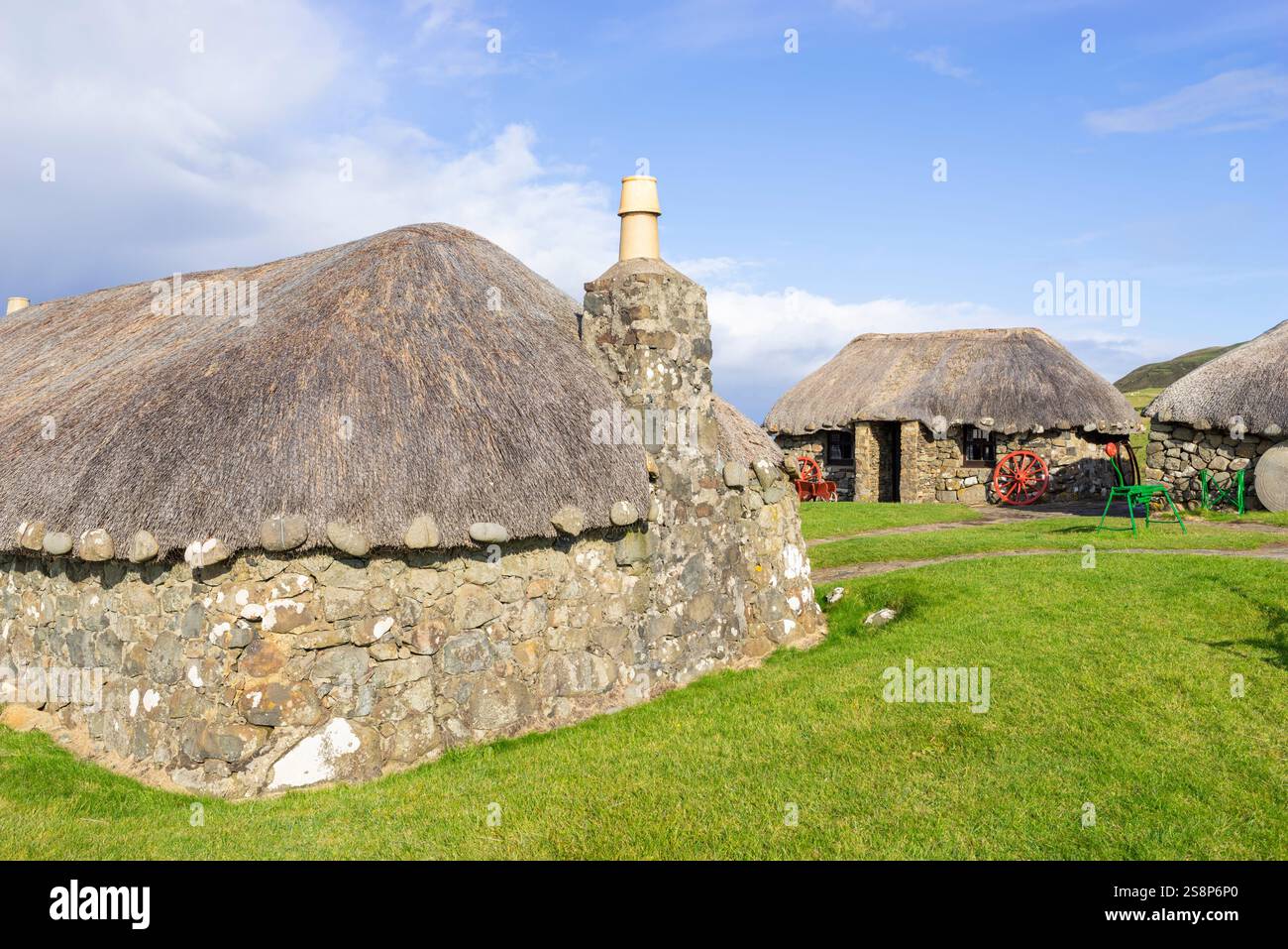 Skye Museum of Island Life cottage con tetto di paglia nel vecchio villaggio ricostruito delle Highland Kilmuir Isola di Skye Highlands e isole Scozia Regno Unito Europa Foto Stock