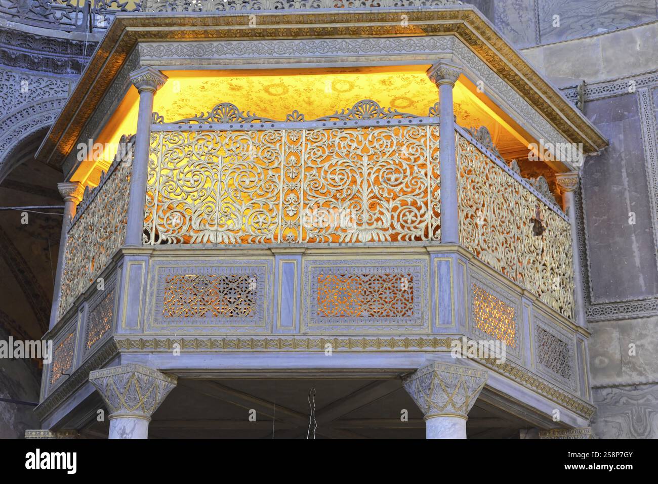 Interno della Moschea di Santa Sofia, sito patrimonio dell'umanità dell'UNESCO, Istanbul, Turchia, Asia, loggia illuminata con reticoli ornamentali e ornamenti dorati Foto Stock