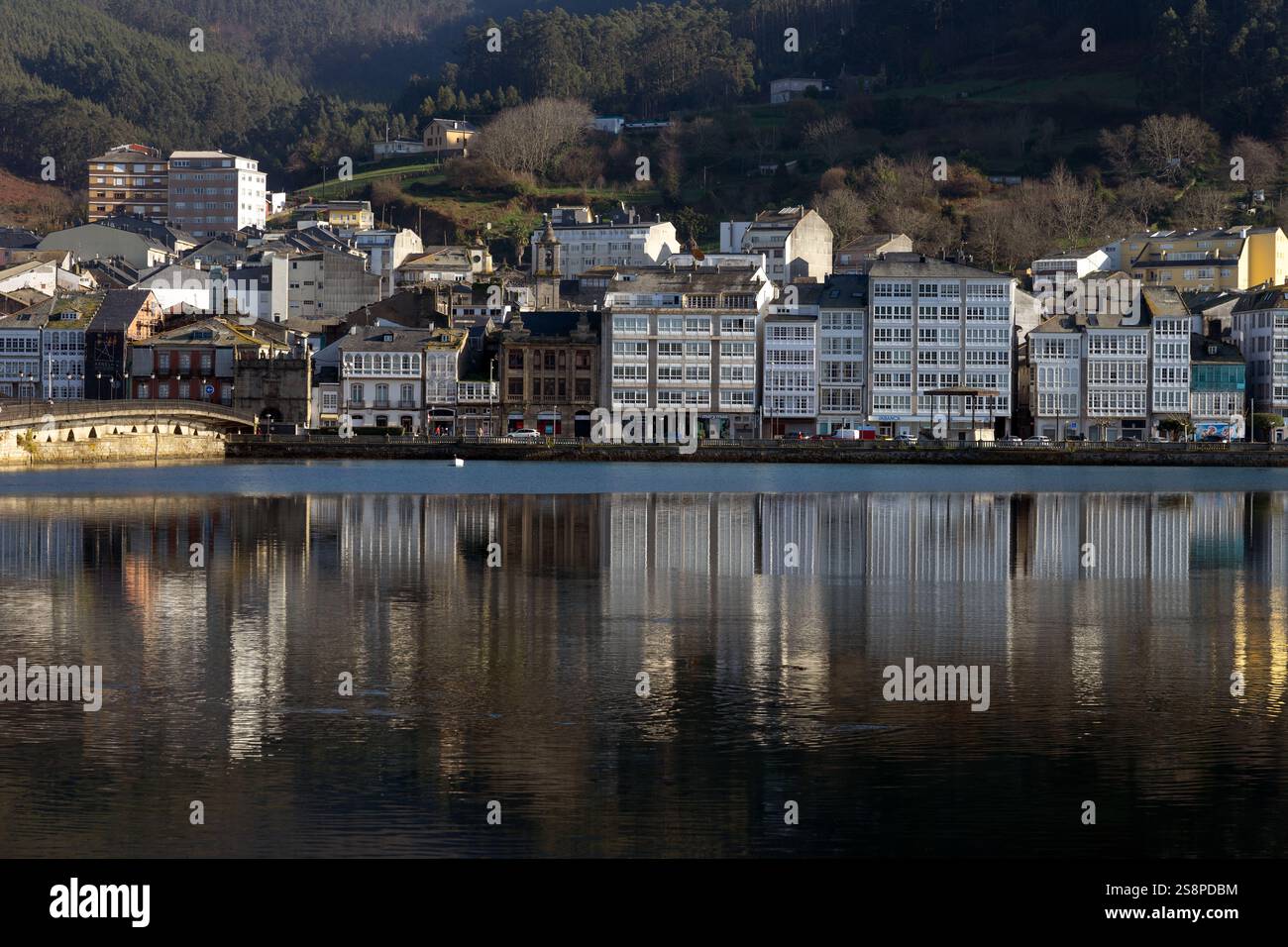 VIVEIRO, SPAGNA - 17 DICEMBRE 2021: Vista del bellissimo villaggio di Viveiro riflessa sull'estuario in una giornata di sole, provincia di Lugo, Galizia, Spagna. Foto Stock
