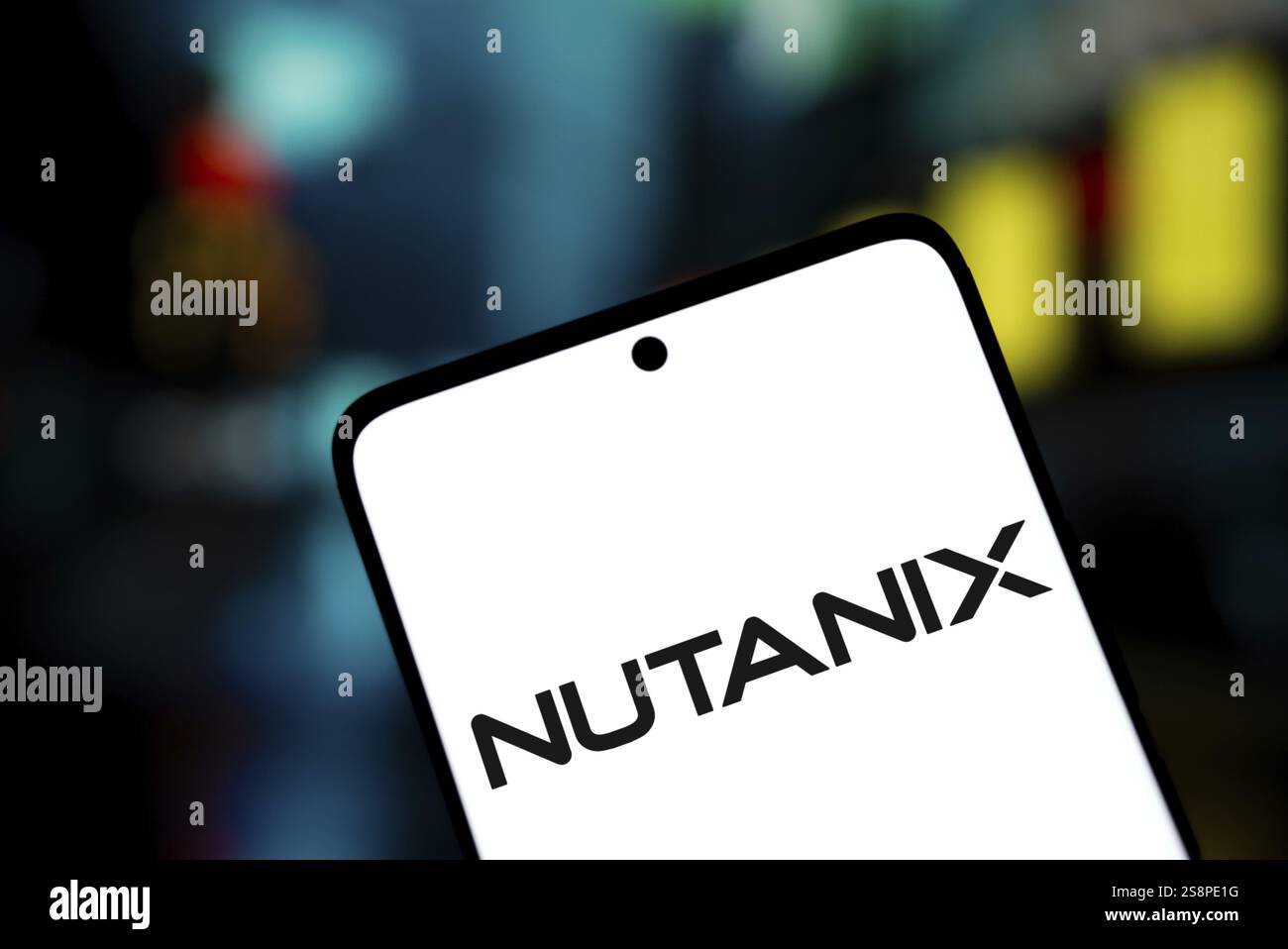 Il logo Nutanix viene visualizzato sullo smartphone. Nutanix Inc è un'azienda statunitense di cloud computing Foto Stock