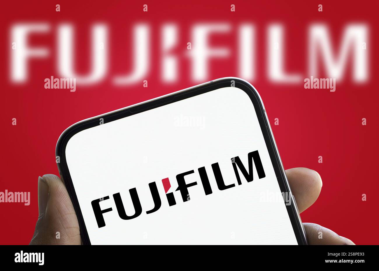 Il logo Fujifilm viene visualizzato sullo smartphone. Fujifilm Holdings Corporation è una multinazionale giapponese Foto Stock