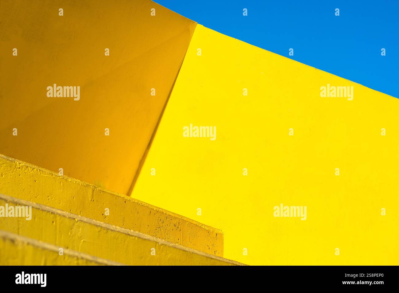 Lavoro concettuale creativo con motivi geometrici e colori saturi di giallo e blu. Forme geometriche gialle e linee con un angolo blu, Tirana Foto Stock