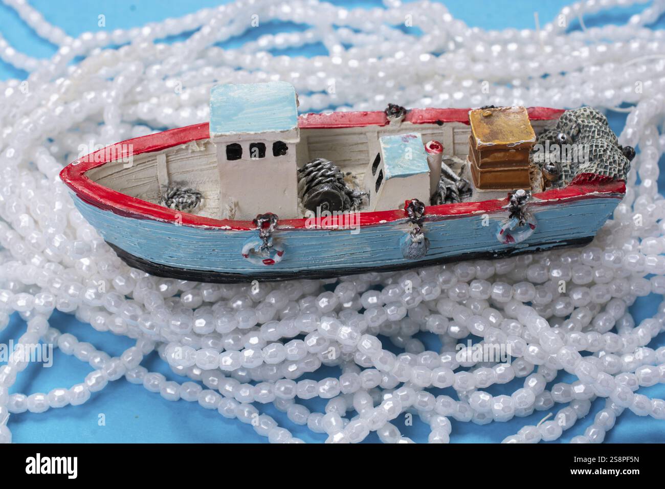 Modello di barca a vela vecchia posto su sfondo rosa. Scatto orizzontale Foto Stock