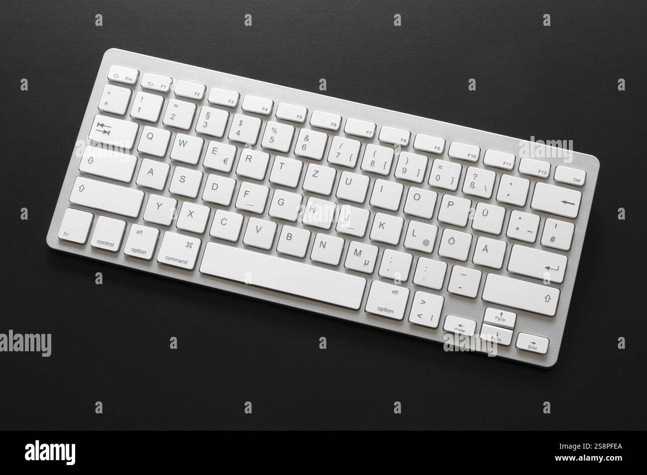 Immagine di una tipica tastiera del computer isolata su sfondo nero Foto Stock