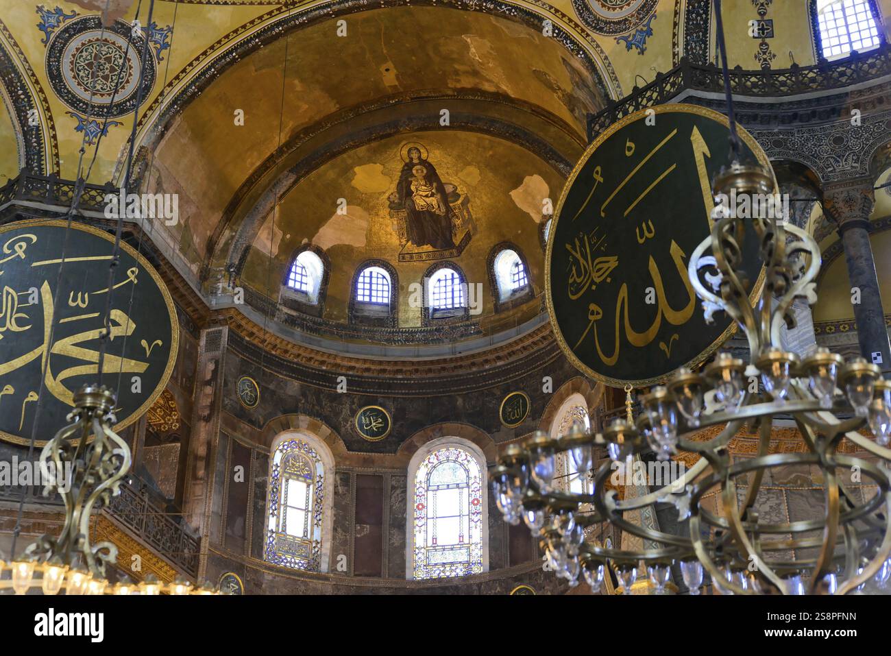 Interno della Moschea di Santa Sofia, sito patrimonio dell'umanità dell'UNESCO, Istanbul, Turchia, Asia, interno spirituale con cupola, mosaici e lampadari, decorazioni Foto Stock