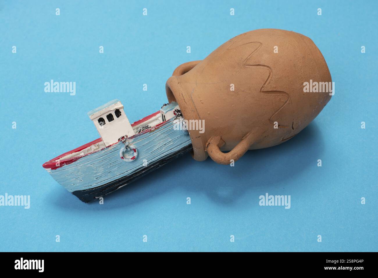 Modello di barca a vela vecchia posto su sfondo rosa. Scatto orizzontale Foto Stock