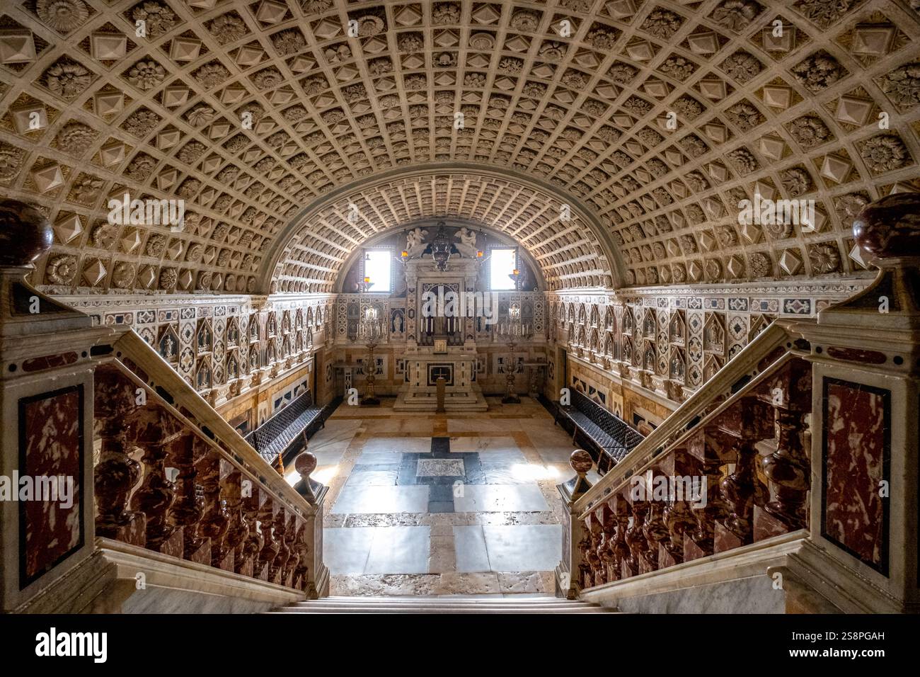 Dom von Cagliari Innenansicht, Kathedrale Santa Maria Assunta e di Santa Cecilia, Altar, Innenraum, Cagliari, Europa, Metropolitanstadt Cagliari, Ital Foto Stock