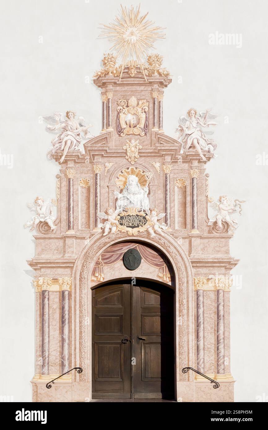 Una immagine della porta d'ingresso Benediktbeuern in Baviera Germania Foto Stock